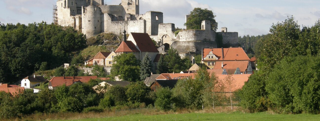 Letní Rabí | © Hana Rudová Pohled na hradní areál od západu | © Hana Rudová