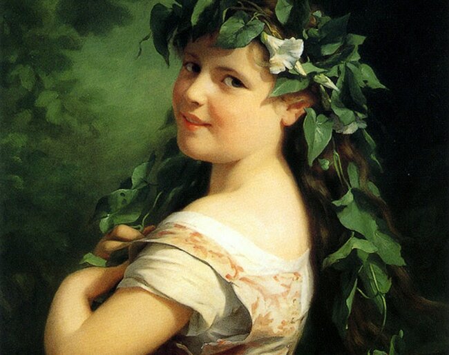 Portrét usmívající se mladé dívky s vlasy obtočenými břečťanem, na zeleném pozadí