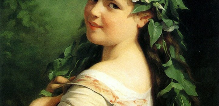 Portrét usmívající se mladé dívky s vlasy obtočenými břečťanem, na zeleném pozadí