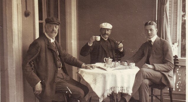 Čajový dýchánek | © Archiv SZ Vizovice Historická fotografie tří mužů sedících u stolu při odpoledním čaji. | © Archiv SZ Vizovice