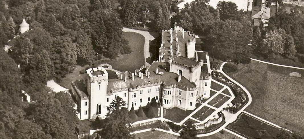 černobílá fotografie zámku Hrádek cca z roku 1920 | © Mgr. Martin Rejman