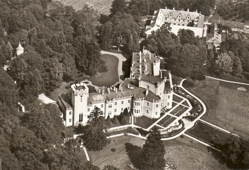 černobílá fotografie zámku Hrádek cca z roku 1920 | © Mgr. Martin Rejman